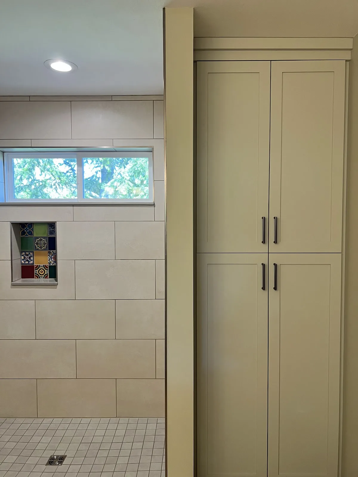Bathroom with tiled shower, tub surround and a decorative tile niche in Bellingham, WA — Living By Design (3)